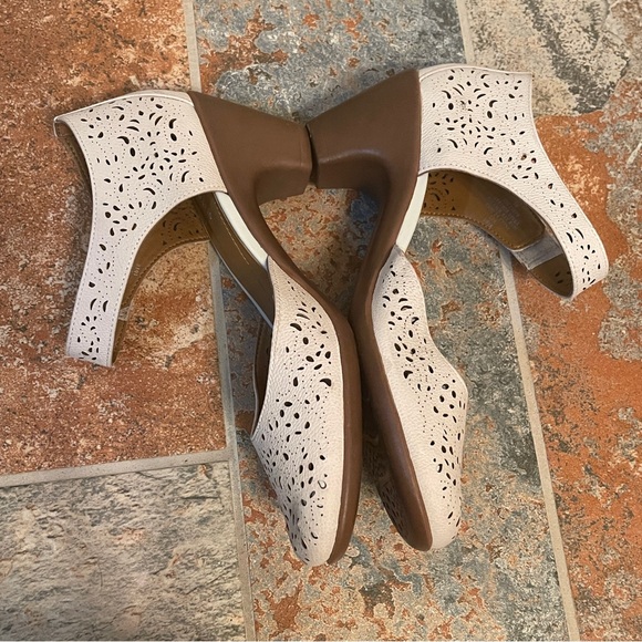 💋Gorgeous & Comfy Easy Spirit Perforated Velcro Ankle Strap Mary Jane Shoes! - Picture 8 of 13